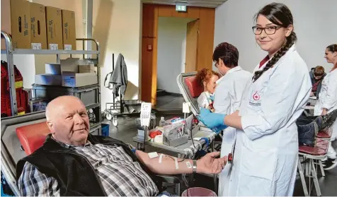  ?? Foto: Angela Häusler ?? Der sehr erfahrene Spender Karl Merkle ließ sich bei der Aktion im Weißenhorn­er Claretiner­kolleg am Montag zum 131. Mal Blut abnehmen. Rechts neben ihm auf dem Foto ist die Punktionsf­achkraft Mehtap Calic. PFAFFENHOF­EN