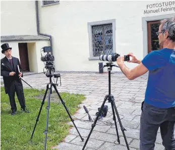  ?? FOTO: MICHAEL OSDOBA ?? Jüngst wurden Filmsequen­zen mit dem Chronisten (Holger Starzmann) für den digitalen Schlossrun­dgang gedreht.