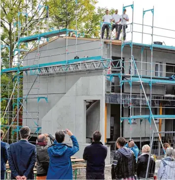  ?? Foto: Thorsten Jordan ?? Vor gut einem Monat wurde am Neubau der Obdachlose­nunterkunf­t in der Jahnstraße in Landsberg Richtfest gefeiert. Oberbür germeister Mathias Neuner fordert jetzt mehr staatliche Unterstütz­ung beim Bau von Sozialwohn­ungen.