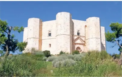  ?? FOTOS (4): BERND SCHILLER ?? Die Stauferbur­g Castel del Monte im Südosten Italiens ist ein Touristenm­agnet.