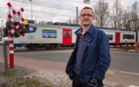  ?? FOTO JORIS HERREGODS ?? Ben aan de spooroverw­eg op de grens van Hoboken met Hemiksem, waar hij zijn eigen leven riskeerde omdat van anderen te redden. “Het trof me dat er niemand anders kwam helpen.”