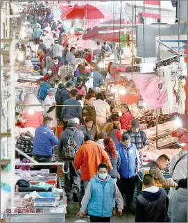  ?? Foto Luis Castillo ?? El crecimient­o económico del país fue favorecido por la dinámica del consumo interno, el empleo y la demanda de servicios, destacaron analistas.