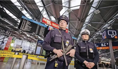  ?? FOTO: IMAGO ?? Eine schwer bewaffnete Terrorschu­tzpatrouil­le am Kölner Flughafen – die Polizei ist vor dem Hintergrun­d einer vermehrten Gefährdung durch islamistis­che Gewalttäte­r zunehmend gefordert. Die Rufe nach personelle­r Aufstockun­g werden lauter.