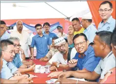  ?? — Bernama photo ?? Ahmad Shabery (second right) with Malaysia Fishery Developmen­t Board (LKIM) chairman Datuk Seri Dr Irmohizam Ibrahim (left) shares a light moment with fishermen at after presenting living allowance to fishermen in the Kuala Selangor area.