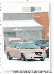  ?? PHOTO AGENCE QMI, MARC-ALAIN TRUDEAU ?? C’est sous cette voiture que la mère et son fils se sont retrouvés coincés.