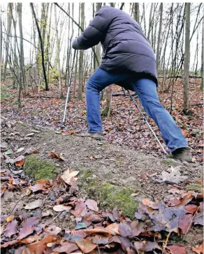  ?? FOTO: DETLEF ILGNER ?? Uwe Reimann besteigt die höchste Erhebung in Mönchengla­dbach – den „Monte Klamott“im Stadtwald.