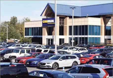  ?? Arnold Gold / Hearst Connecticu­t Media ?? Used vehicles fill te lot at CarMax on Frontage Road in East Haven.