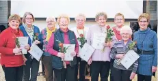  ??  ?? Für langjährig­e Sängerinne­n gab es Urkunden und Blumen.