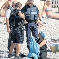  ??  ?? Francuska U nizu gradova zabranjen je pristup plaži i kupanje onima koji nemaju kupaći kostim, u skladu s običajima i načelom sekularnos­ti