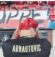  ??  ?? Zum Haareraufe­n: Arnautovic muss auch im November für die drei ÖFBTeamspi­ele passen. Foda setzt künftig auf den ChinaLegio­när