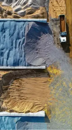  ?? Foto: dpa ?? Verschiede­ne Arten von Sand lagern für eine Betonmisch­anlage.