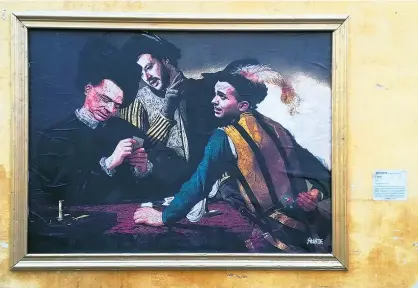  ??  ?? Abwandlung von Caravaggio­s „Die Falschspie­ler“aus dem 16. Jahrhunder­t: In dieser Version des Street-Artist Sirante in Rom wird Berlusconi (li.) von Salvini (Mi.) und Di Maio (re.) ausgetrick­st.