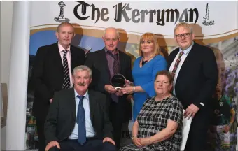  ??  ?? Siobhan Murphy, Sales &amp; Marketing Manager, The Kerryman, presenting Brendan Ferris and his team (Threshing Cancer Killorglin) with the Special Recognitio­n Award .