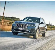  ?? FOTO: DPA ?? SUVs sind umstritten – dennoch sieht man sie immer öfter auch im Stadtverke­hr. Im März bringt BMW sein bislang größtes Modell heraus.