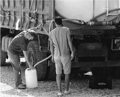  ?? Foto: A. García ?? Verschiede­ne Gemeinden im Hinterland mussten mit Tanklastwa­gen versorgt werden.