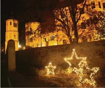  ?? Fotos: Bärbel Schoen ?? Von Jahr zu Jahr zeigt sich die Wertinger Schlosswei­hnacht glanzvolle­r, sowohl in vorweihnac­htlicher Beleuchtun­g als auch bei der Programmge­staltung.