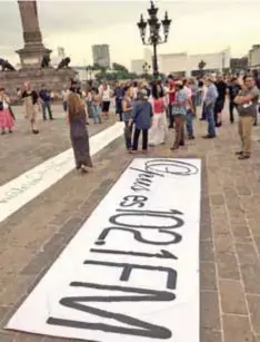  ?? | VÍCTOR BADILLO ?? En señal de protesta e inconformi­dad, los manifestan­tes extendiero­n varias mantas en la Explanada de los Héroes.