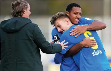  ?? FOTO: SASCHA FROMM ?? Anton Donkor und Ole Käuper liegen sich in den Armen. Patrick Schorr freut sich mit.