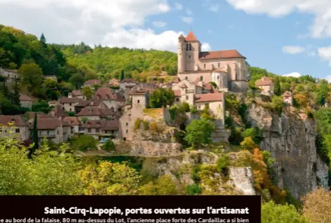  ??  ?? Saint-CirqLapopi­e. Ce sont des maisons hautes adossées à la colline, plongeant de façon vertigineu­se sur le Lot. Un village si exceptionn­el qu’en 2012, il est élu le « Préféré des Français ».