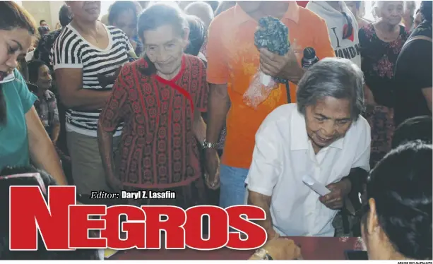  ?? ARCHIE REY ALIPALO/PN ?? LINING UP FOR CASH. Senior citizens from 61 barangays in Bacolod City gather at the Bacolod City Government Center on Tuesday, March 28 to get their social pension for the fourth quarter of 2016 (P1,500) from the Department of Social Welfare and...