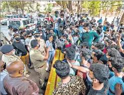  ?? PRATIK CHORGE/HT PHOTO ?? Students of Class 10 and 12 protest demanding online exams in light of Covid-19 at Shivaji Park in Mumbai on April 2.