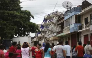  ?? FELIX MARQUEZ, THE ASSOCIATED PRESS ?? Residents look at a partially collapsed hotel in Matias Romero, Oaxaca state, Mexico, on Friday.