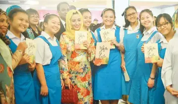  ??  ?? Raja Zarith Sofiah (centre) with students from SM St Francis at the 26th Melta (Malaysian English Language Teaching Associatio­n) Internatio­nal Conference.