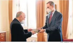  ?? JOSÉ JIMÉNEZ / EFE ?? Felipe VI entregó a Margarit el Premio Cervantes el pasado diciembre.