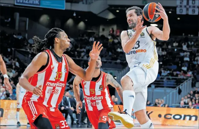  ?? ?? Sergio Llull, que alcanzó los 400 partidos en la Euroliga ante el Estrella Roja, penetra a canasta frente a Freddie Gillespie y Adam Hanga.