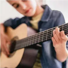  ?? Foto: stock.adobe.com ?? Gitarre und Flöte sind neben Keyboard und Klavier die am häufigsten gebuchten Instrument­e.