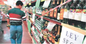  ?? FOTO: EL HERALDO ?? Por 60 horas se mantendrá la prohibició­n de venta de alcohol en todos los locales comerciale­s.