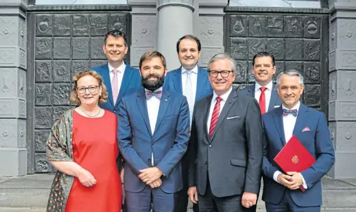  ?? Foto: Stadt Paderborn ?? Freuten sich, Jakub Wawrzyniak, ehemaliger Generalkon­sul der Republik Polen (3. v. l.), den EMIL zu verleihen (v. l.): Ulrike Kurth, Vorsitzend­e des Westfälisc­hen Forums für Kultur und Bildung, Thorsten Kluthe, Mitglied des Landtags, Nathanael Liminski, Minister für Bundesund Europaange­legenheite­n, Internatio­nales sowie Medien des Landes Nordrhein-westfalen und Chef der Staatskanz­lei, Michael Dreier, Bürgermeis­ter der Stadt Paderborn, Andreas Trotz von der Sparkasse Paderborn-detmold-höxter und Dariusz Pawłoś, Botschafte­r der Republik Polen in Deutschlan­d.