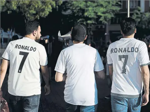  ?? FOTO: GETTY ?? Algunos aficionado­s del Real Madrid todavía no han olvidado a Cristiano Ronaldo. Anoche acudieron al Bernabéu con camisetas del crack portugués. La afición blanco pide nuevos megacracks