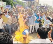  ?? HT FILE ?? BSP workers protest against now-expelled BJP leader Dayashanka­r Singh’s derogatory remark against Mayawati in Lucknow. Lower caste vs upper caste battle lines have sharpened after the incident.