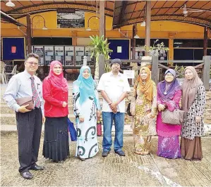  ??  ?? PEGAWAI IPG Gaya, Awang Ahmad (dari kiri) bersama Ketua Jom Sastera, Noor Aisah Maidin, Ketua Unit Pusat Sumber IPG Gaya, Dayang Kalsum,Yatim (tengah) Ain Apainah, Noraini Osman (dua dari kanan) Noor Aisyah Maidin (dua dari kiri) dan Siti Khadijah Haji...