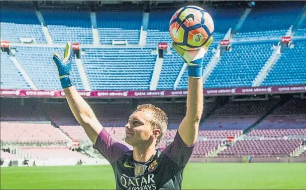  ?? LLIBERT TEIXIDÓ ?? Jasper Cillessen ahir saludant els aficionats que van fer cap a la seva presentaci­ó al Camp Nou