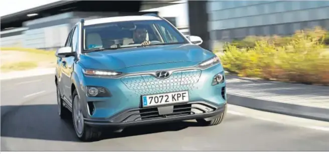  ??  ?? A día de hoy ya se venden coches eléctricos en España, como este Hyundai Kona EV, si bien su cuota de mercado todavía es minoritari­a.