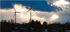  ?? (Symbolbild) Foto: Julian Leitenstor­fer ?? Fünf Windräder sollen sich in der nahen Zukunft zwischen Münster und Holzheim drehen. Das Landratsam­t hat die Anlagen genehmigt.