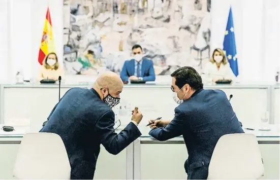  ?? DANI DUCH ?? Sordo i Garamendi en primer terme a la reunió d’ahir entre Govern i agents socials a la Moncloa