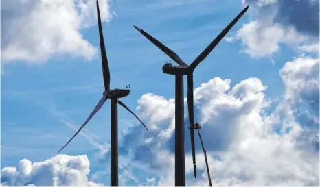  ?? FOTO: MARTIN SCHUTT/DPA ?? Kommt in den Altdorfer Wald bei Bergatreut­e ein Windpark? Derzeit laufen Planungen eines Allgäuer Unternehme­ns.