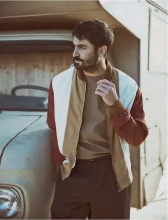  ??  ?? Camiseta de Hermès, chaqueta de Ermenegild­o Zegna y pantalón de Bottega Veneta.