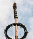  ?? Foto: H. Bissinger ?? Das Unwetter riss in Zirgesheim den Wipfel vom Maibaum.