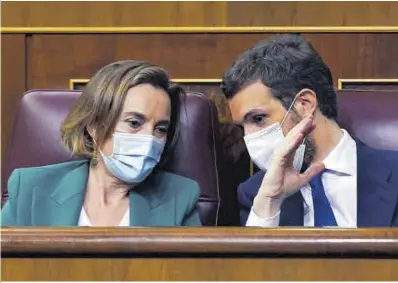  ?? David Castro ?? Pablo Casado i la portaveu del PP al Congrés, Cuca Gamarra, dimecres als seus escons.