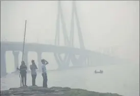  ?? SATISH BATE/ HT PHOTO ?? Youngsters enjoy a hazy evening on Sunday near the Bandra Fort, with the Bandra-worli Sea Link in the background engulfed by smog.