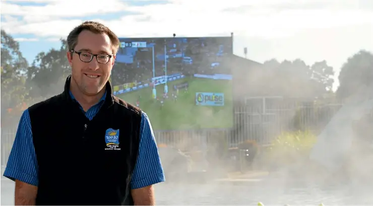  ?? STEPH RANGI/FAIRFAX NZ ?? Lake Taupo Top Ten Holiday Resort’s Ben Lusty, with the big screen which will play all the tour games.