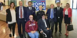  ??  ?? Da sinistra, Alessia Filippi, Giovanni Malagò, Federico Marchetti, Oxana Corso, Luca di Montezemol­o, Daniele De Rossi ed Elisa Santoni. In basso, Alessio Sarri e Luca Pancalli