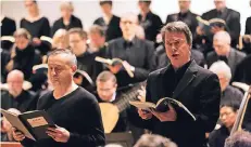  ?? FOTO: UWE MISERIUS ?? Tenor Johannes Klüser sang die Evangelist­enworte, den Part der Jesusworte übernahm Bass Christian Palm (rechts).