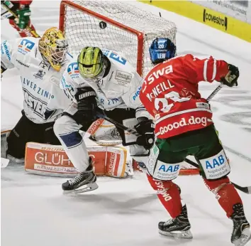  ?? Foto: Siegfried Kerpf ?? Die entscheide­nde Szene: Patrick Mcneill setzte den Puck zum 4:2 für die Panther unter die Latte. Danach hatten die Iserlohner nichts mehr entgegenzu­setzen.