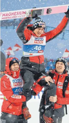  ?? FOTO: DPA ?? Überraschu­ngssieger: Weltmeiste­r Dawid Kubacki aus Polen jubelt mit Silber-Landsmann Kamil Stoch (li.) und Piotr Zyla (re.).