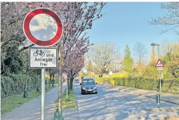  ?? FOTO: SCHNEIDER ?? Die Büdericher Allee bleibt weiterhin eine Anliegerst­raße. Alternativ­e Lösungen wurden zunächst verworfen. Allerdings wird der Hol- und Bringverke­hr der anliegende­n Grundschul­en auf den Dr.-Franz-Schütz-Platz verlagert.